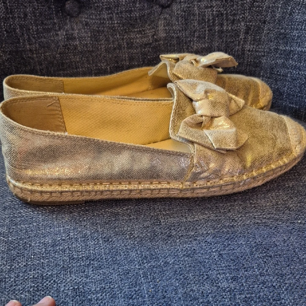 Bandolino Metallic Gold Flats with Bow - Picture 4 of 10